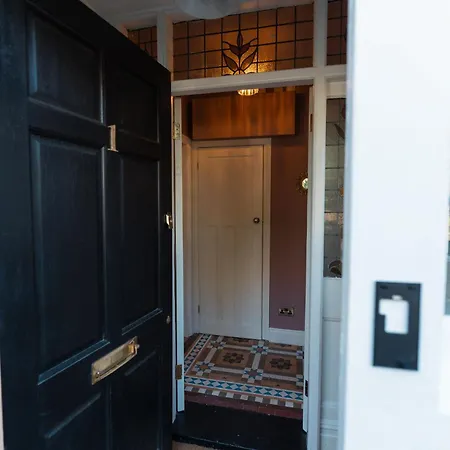 Period Apartment In The Heart Of Bournemouth-3